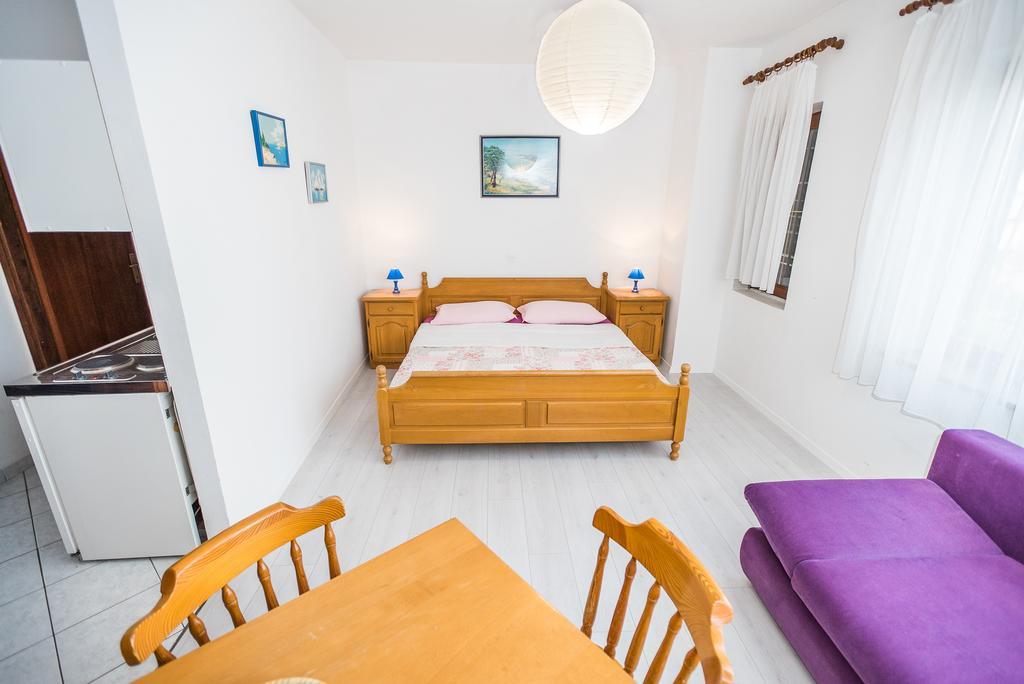 Apartments And Rooms Mare-Monti Стариград-Пакленица Екстериор снимка
