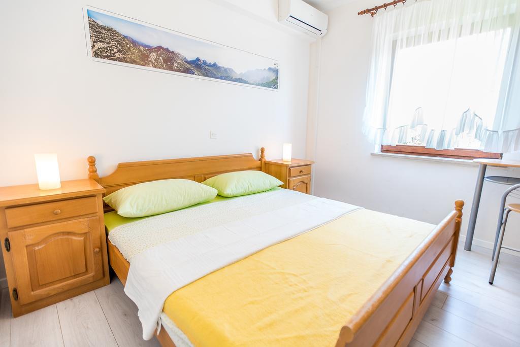 Apartments And Rooms Mare-Monti Стариград-Пакленица Екстериор снимка