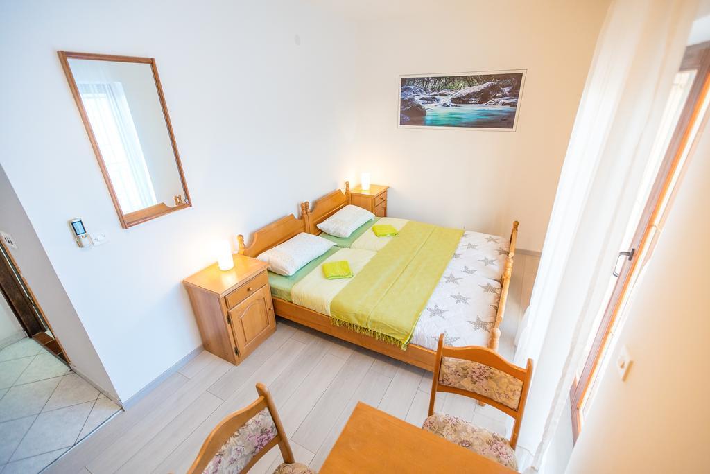 Apartments And Rooms Mare-Monti Стариград-Пакленица Екстериор снимка