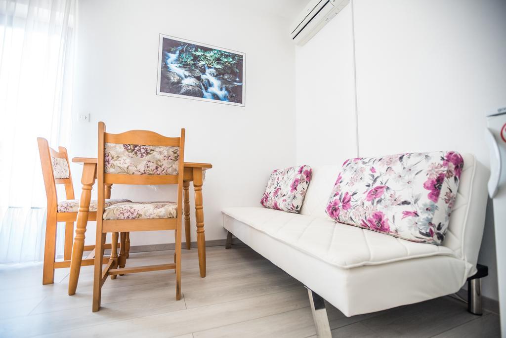 Apartments And Rooms Mare-Monti Стариград-Пакленица Екстериор снимка