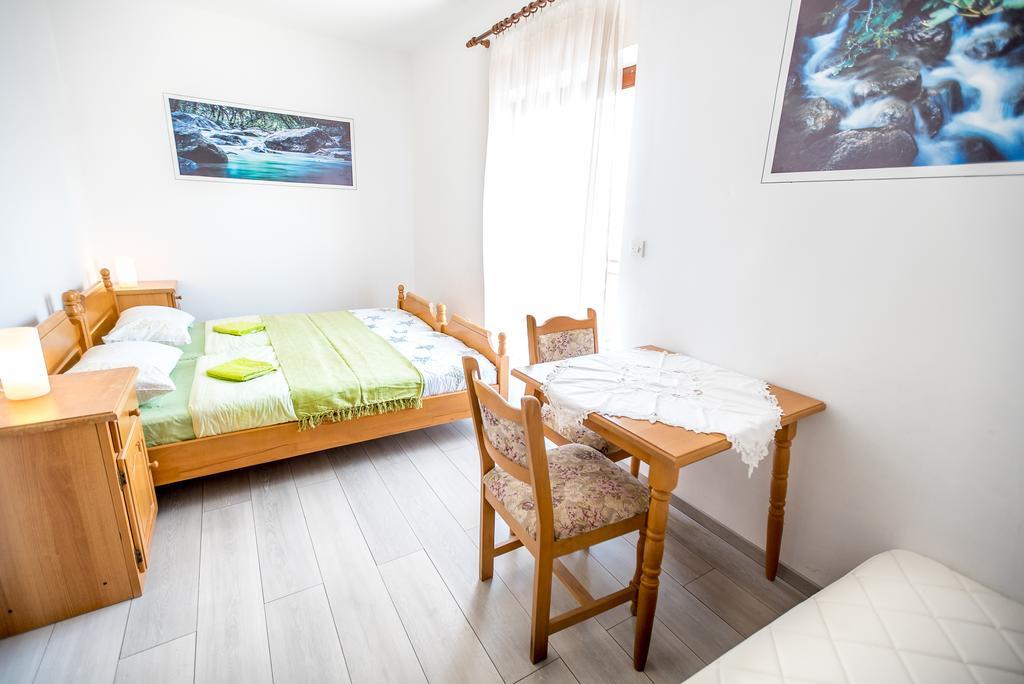 Apartments And Rooms Mare-Monti Стариград-Пакленица Екстериор снимка