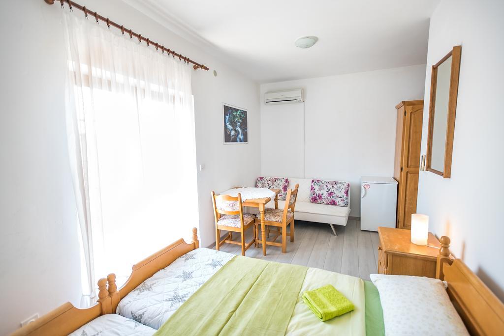 Apartments And Rooms Mare-Monti Стариград-Пакленица Екстериор снимка
