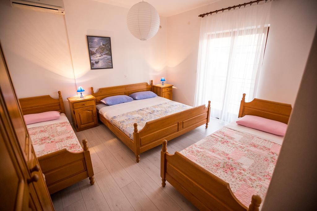 Apartments And Rooms Mare-Monti Стариград-Пакленица Екстериор снимка