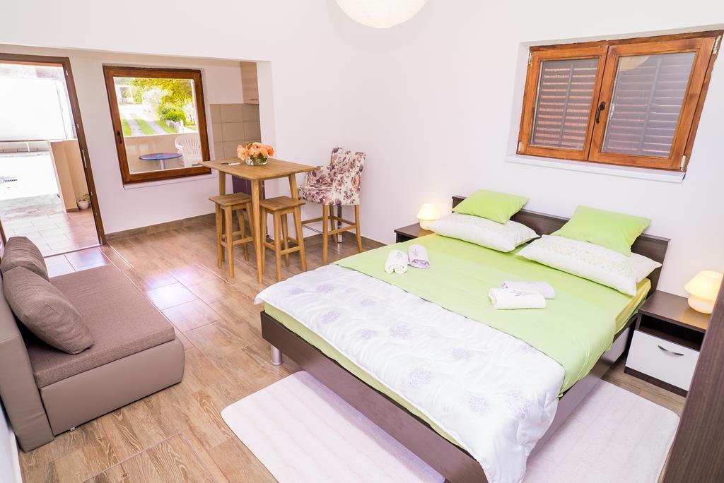 Apartments And Rooms Mare-Monti Стариград-Пакленица Екстериор снимка