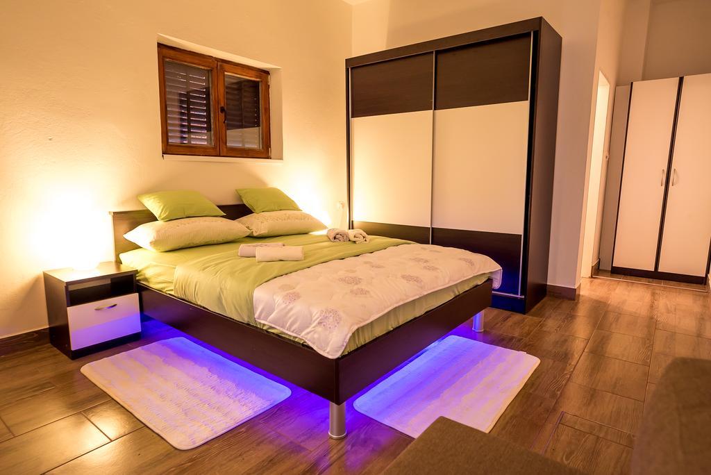 Apartments And Rooms Mare-Monti Стариград-Пакленица Екстериор снимка