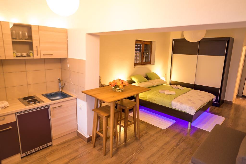 Apartments And Rooms Mare-Monti Стариград-Пакленица Екстериор снимка
